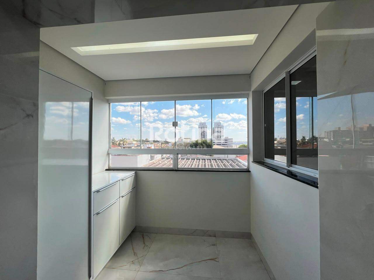 Apartamento para alugar, 2 quartos em Uberlândia no bairro Martins no valor de R$ 2.500,00 - Rotina Imobiliária: 