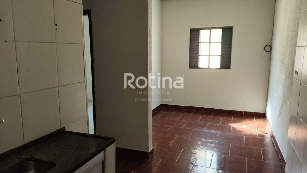 Casa para alugar, 2 quartos em Uberlândia no bairro Mansour no valor de R$ 1.300,00 - Rotina Imobiliária: 