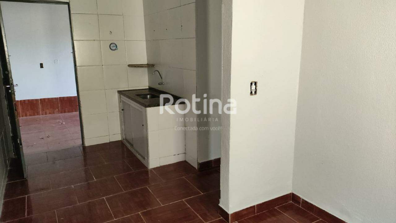 Casa para alugar, 2 quartos em Uberlândia no bairro Mansour no valor de R$ 1.300,00 - Rotina Imobiliária: 