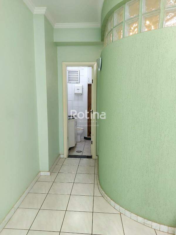 Sala para alugar, em Uberlândia no bairro Centro no valor de R$ 700,00 - Rotina Imobiliária: 