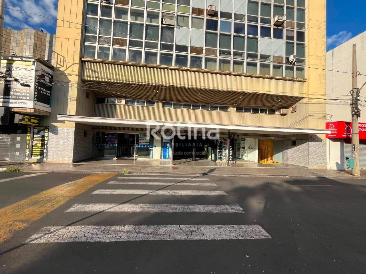 Sala para alugar, em Uberlândia no bairro Centro no valor de R$ 700,00 - Rotina Imobiliária: 