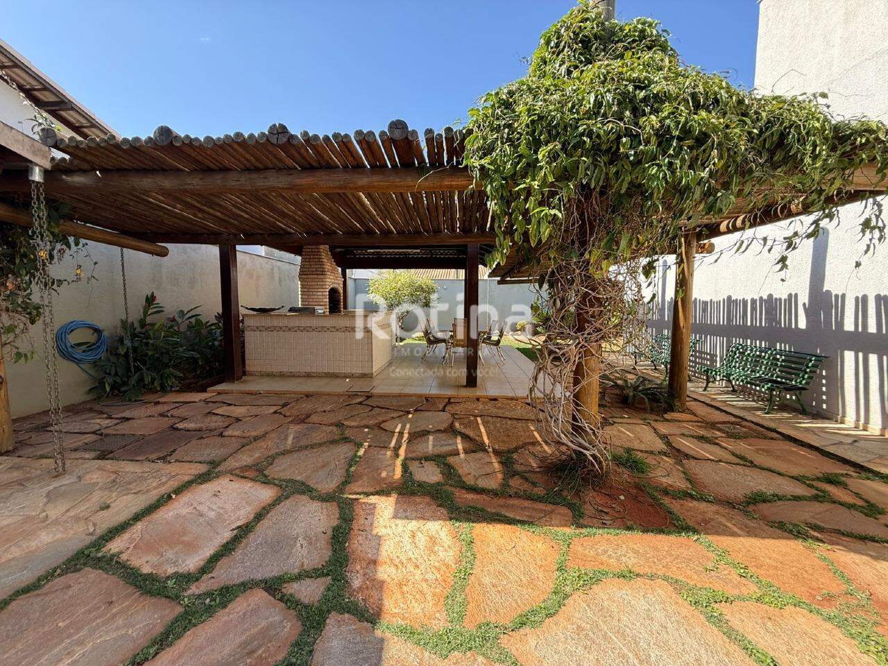 Casa à venda, 3 quartos em Uberlândia no bairro Jardim Karaíba no valor de R$ 1.800.000,00 - Rotina Imobiliária: 