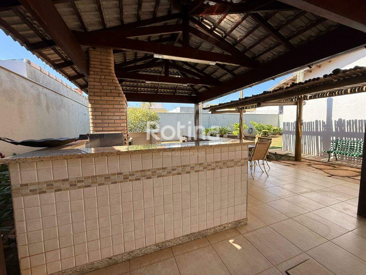 Casa à venda, 3 quartos em Uberlândia no bairro Jardim Karaíba no valor de R$ 1.800.000,00 - Rotina Imobiliária: 
