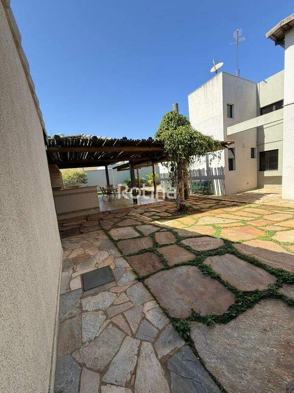 Casa à venda, 3 quartos em Uberlândia no bairro Jardim Karaíba no valor de R$ 1.800.000,00 - Rotina Imobiliária: 