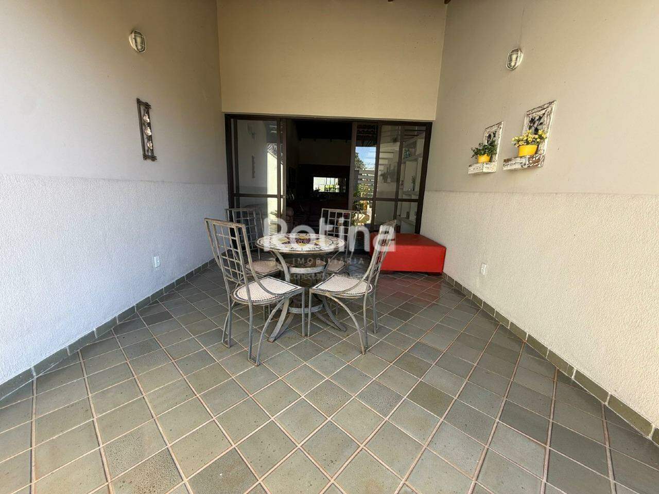 Casa à venda, 3 quartos em Uberlândia no bairro Jardim Karaíba no valor de R$ 1.800.000,00 - Rotina Imobiliária: 
