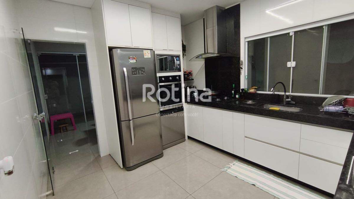 Casa à venda, 3 quartos em Uberlândia no bairro Loteamento Portal do Vale II no valor de R$ 740.000,00 - Rotina Imobiliária: 