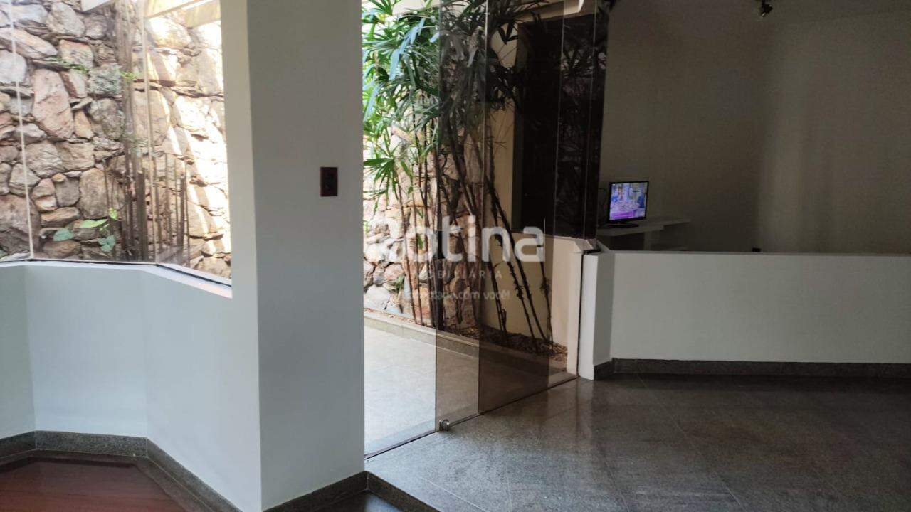 Casa para alugar, 3 quartos em Uberlândia no bairro Santa Mônica no valor de R$ 5.200,00 - Rotina Imobiliária: 