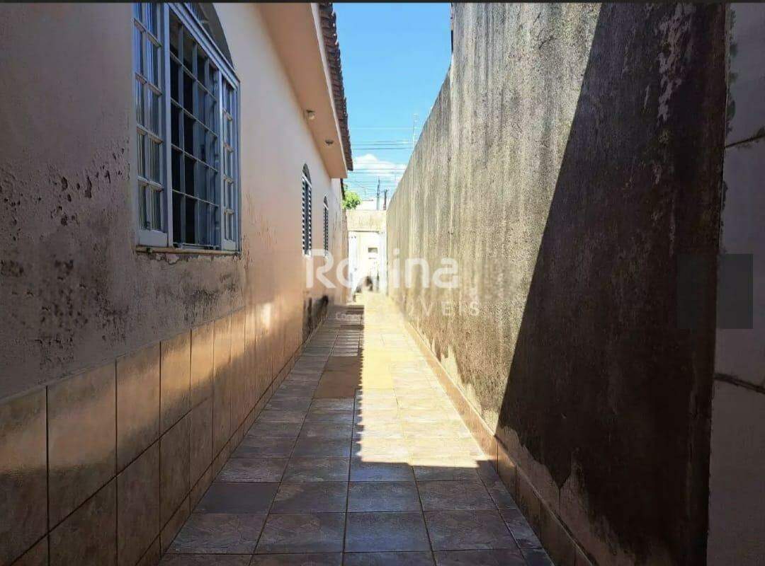 Casa à venda, 3 quartos em Uberlândia no bairro Santa Mônica no valor de R$ 500.000,00 - Rotina Imobiliária: 