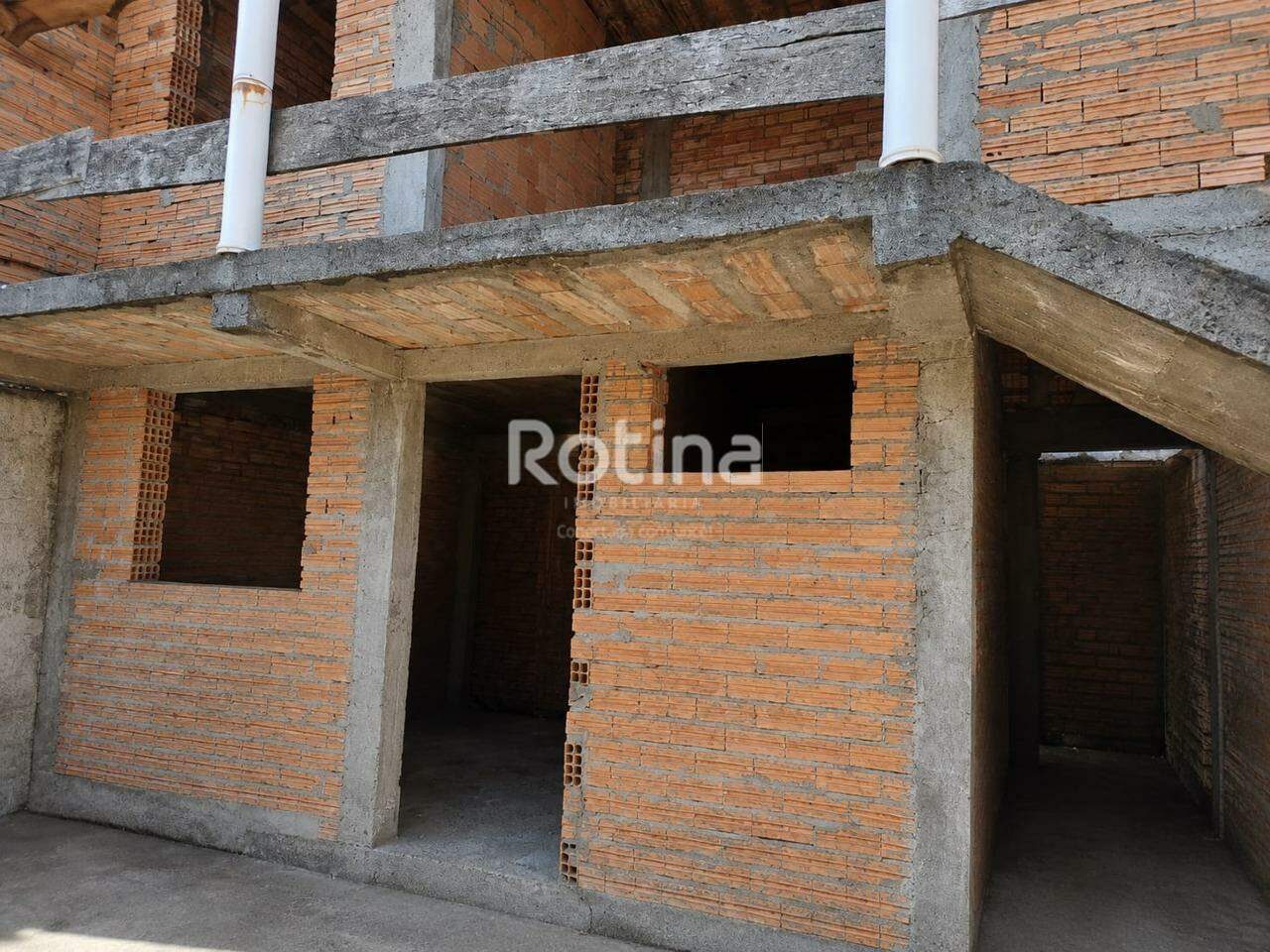 Casa à venda, 3 quartos em Uberlândia no bairro Santa Mônica no valor de R$ 500.000,00 - Rotina Imobiliária: 