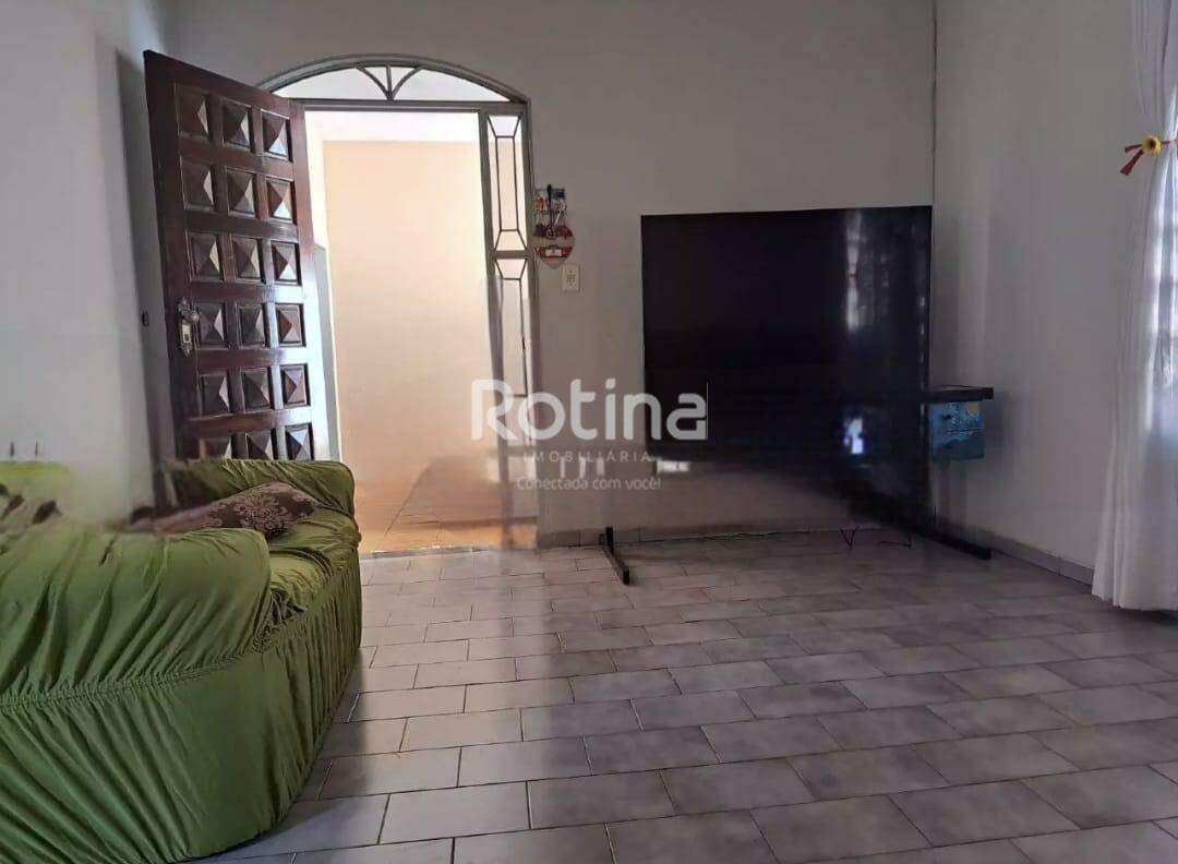 Casa à venda, 3 quartos em Uberlândia no bairro Santa Mônica no valor de R$ 500.000,00 - Rotina Imobiliária: 