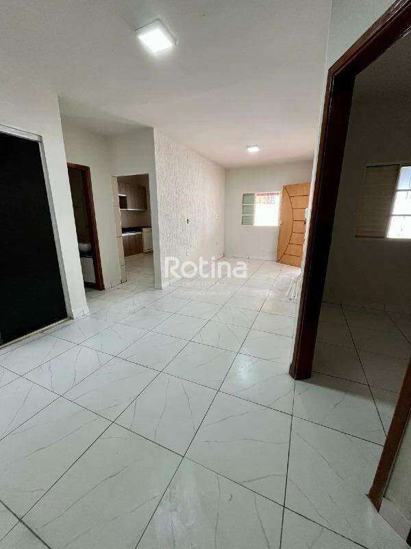 Casa para alugar, 3 quartos em Uberlândia no bairro Granada no valor de R$ 3.500,00 - Rotina Imobiliária: 
