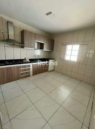 Casa para alugar, 3 quartos em Uberlândia no bairro Granada no valor de R$ 3.500,00 - Rotina Imobiliária: 