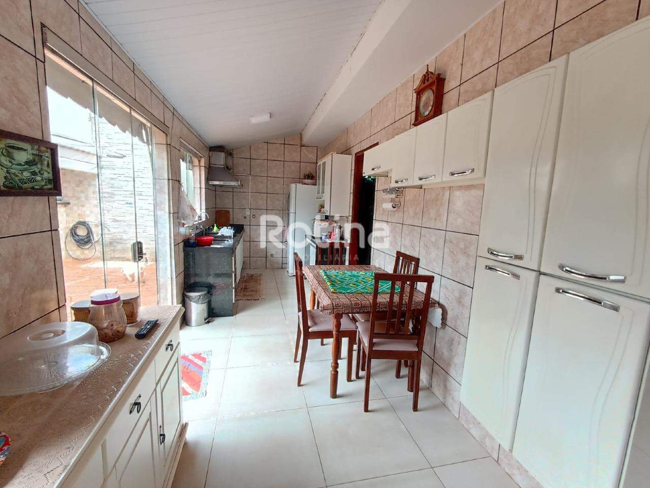 Casa à venda, 3 quartos em Uberlândia no bairro Santa Mônica no valor de R$ 750.000,00 - Rotina Imobiliária: 