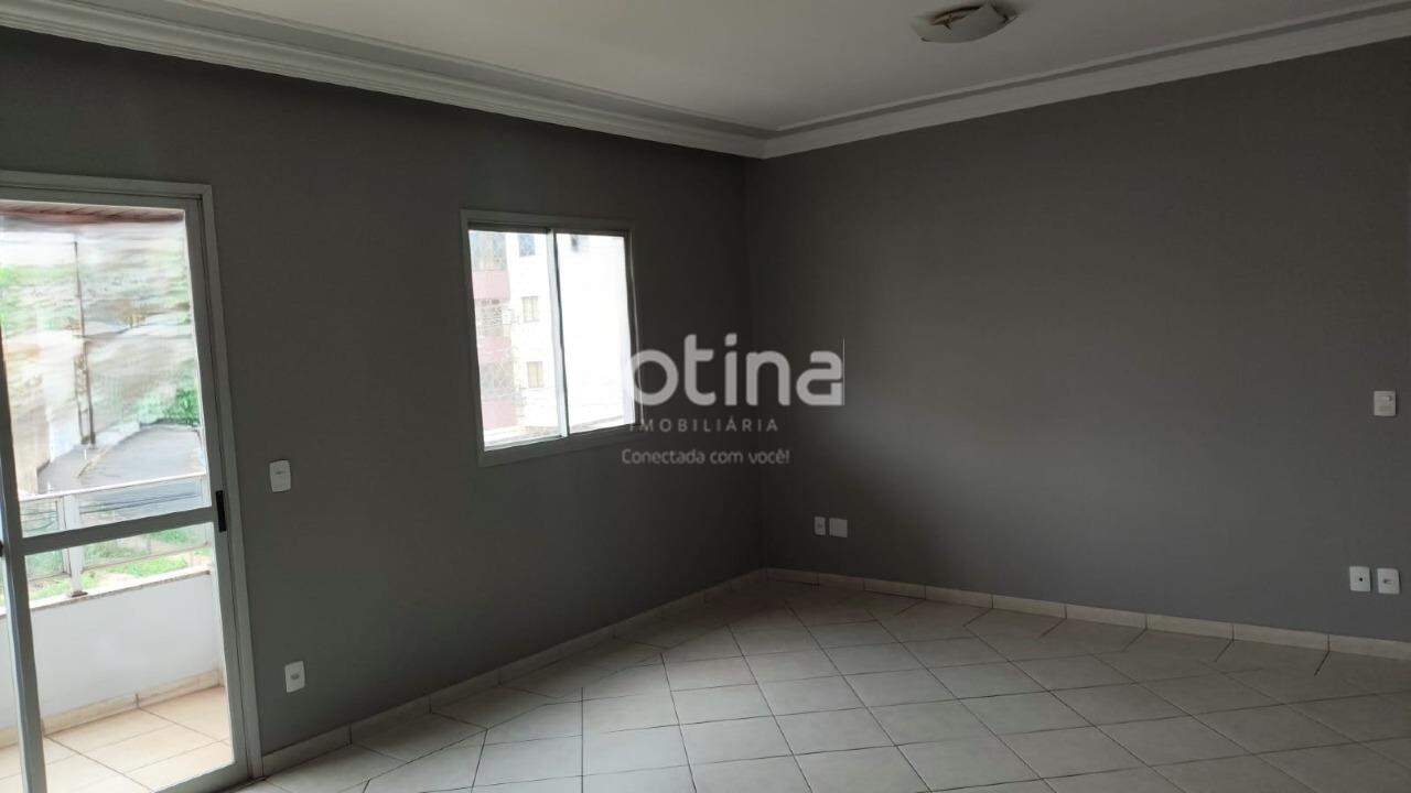 Apartamento para alugar, 3 quartos em Uberlândia no bairro Patrimônio no valor de R$ 2.600,00 - Rotina Imobiliária: 