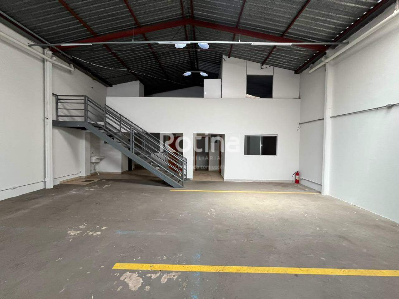 Galpão para alugar, em Uberlândia no bairro Brasil no valor de R$ 8.000,00 - Rotina Imobiliária: 