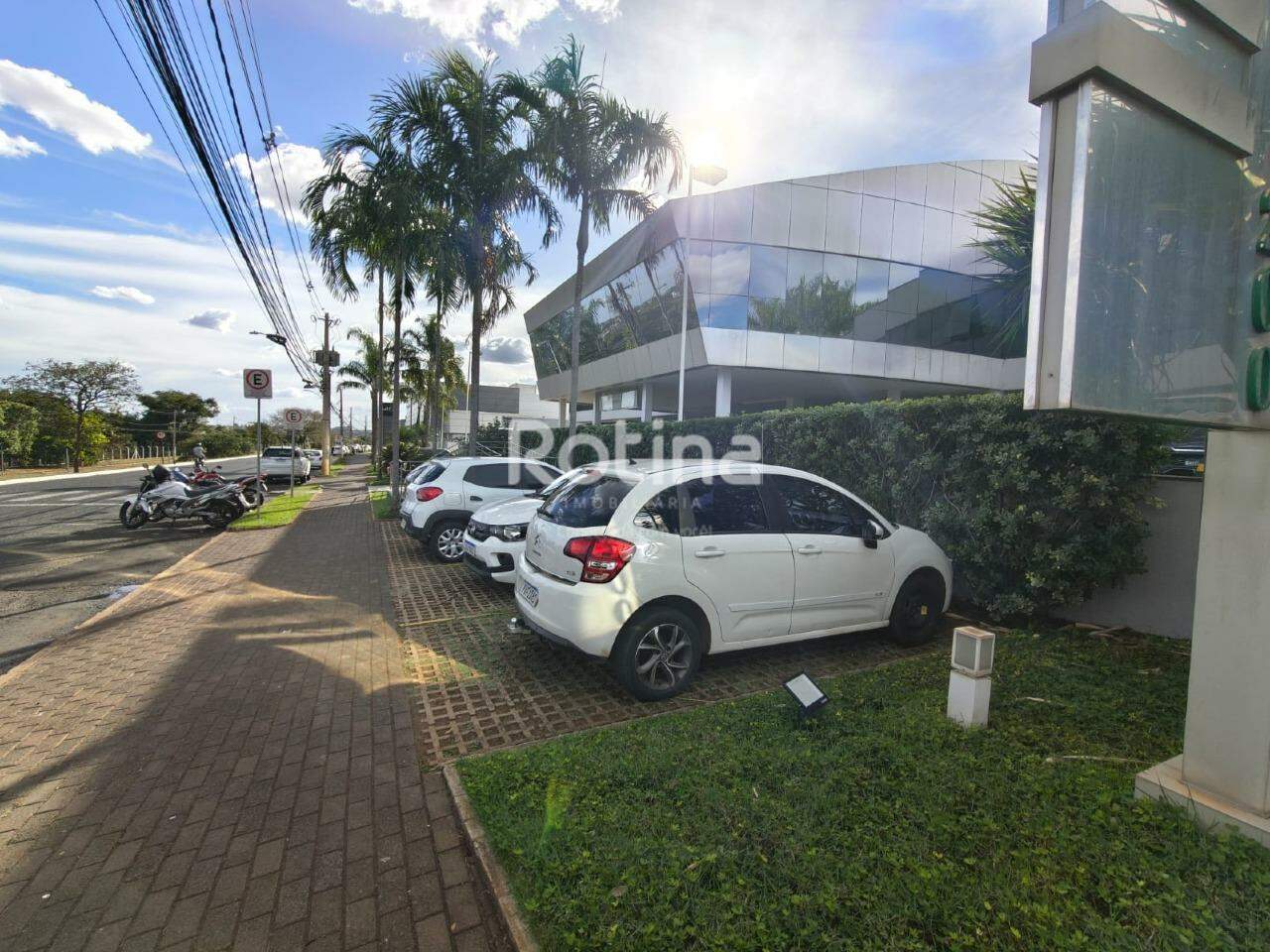Sala para alugar, em Uberlândia no bairro Morada da Colina no valor de R$ 4.000,00 - Rotina Imobiliária: 