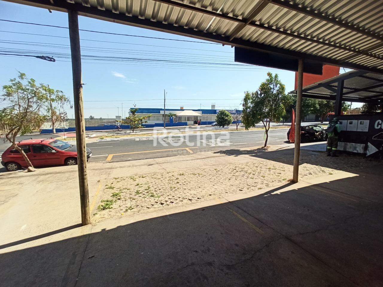 Loja para alugar, em Uberlândia no bairro Loteamento Residencial Pequis no valor de R$ 1.400,00 - Rotina Imobiliária: 
