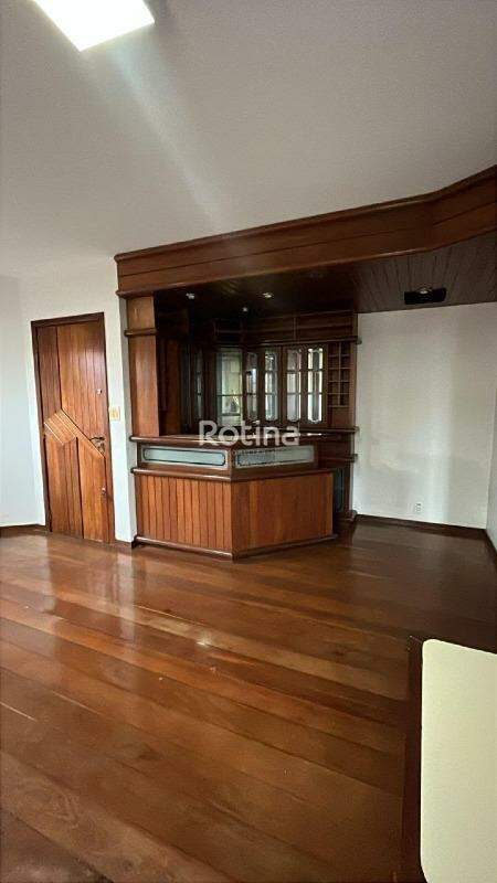 Casa à venda, 4 quartos em Uberlândia no bairro Vigilato Pereira no valor de R$ 900.000,00 - Rotina Imobiliária: 