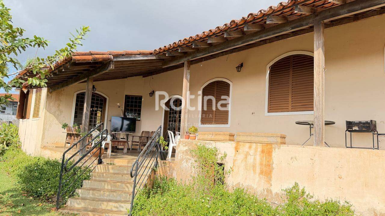 Casa à venda, 5 quartos em Uberlândia no bairro Cidade Jardim no valor de R$ 1.800.000,00 - Rotina Imobiliária: 