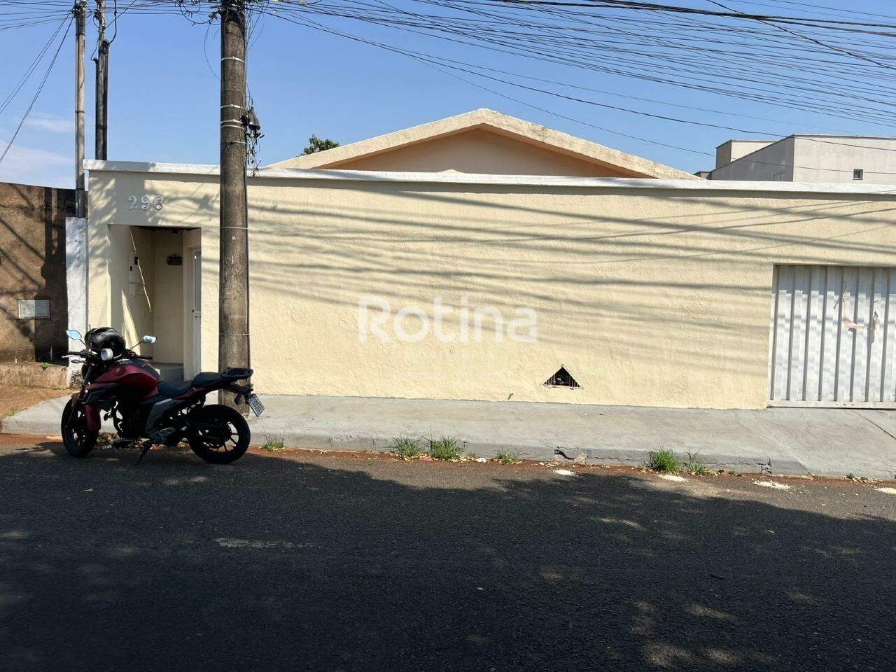 Casa para alugar, 3 quartos em Uberlândia no bairro Santa Mônica no valor de R$ 4.500,00 - Rotina Imobiliária: 