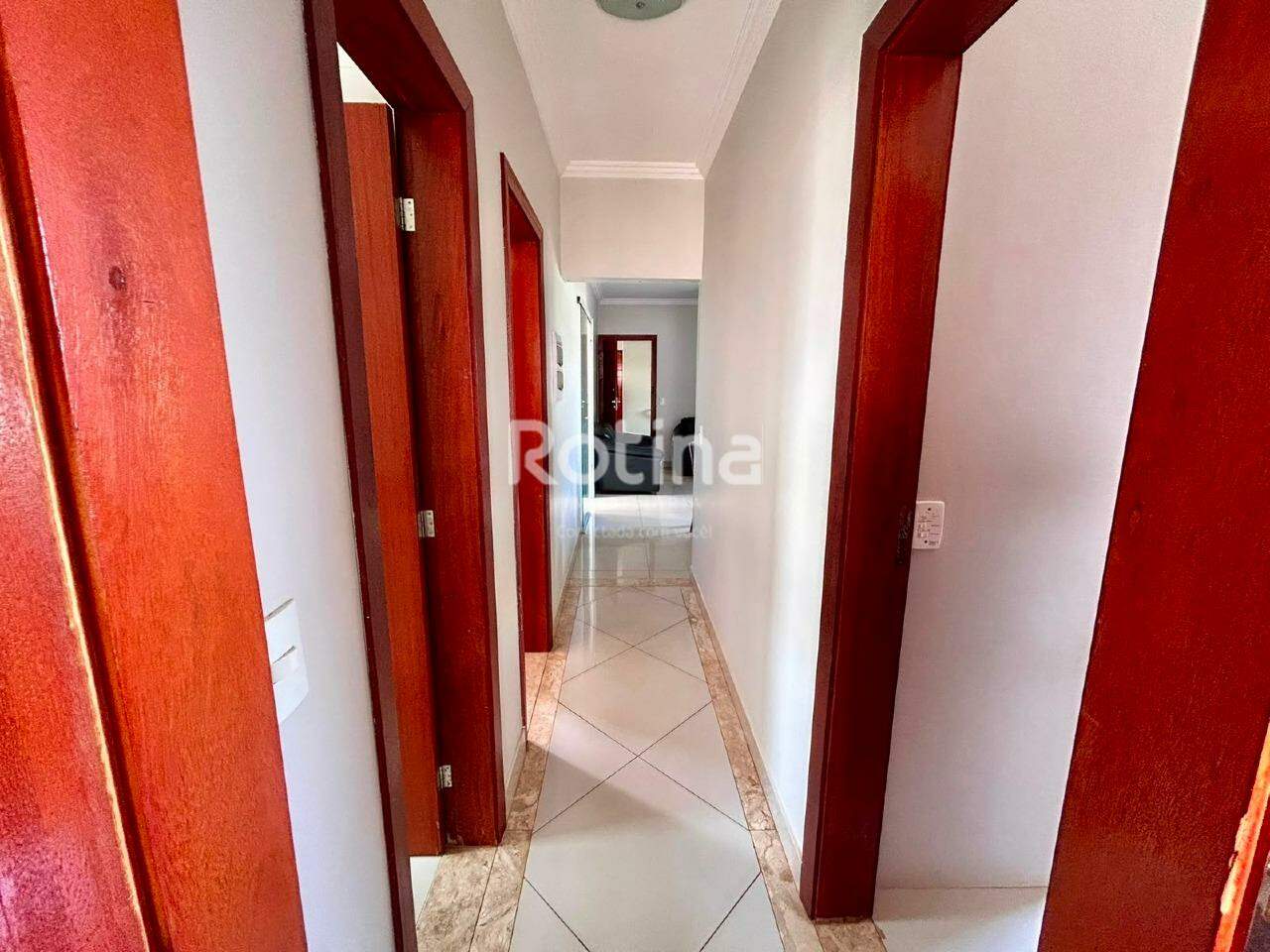 Apartamento para alugar, 3 quartos em Uberlândia no bairro Tubalina no valor de R$ 2.500,00 - Rotina Imobiliária: 