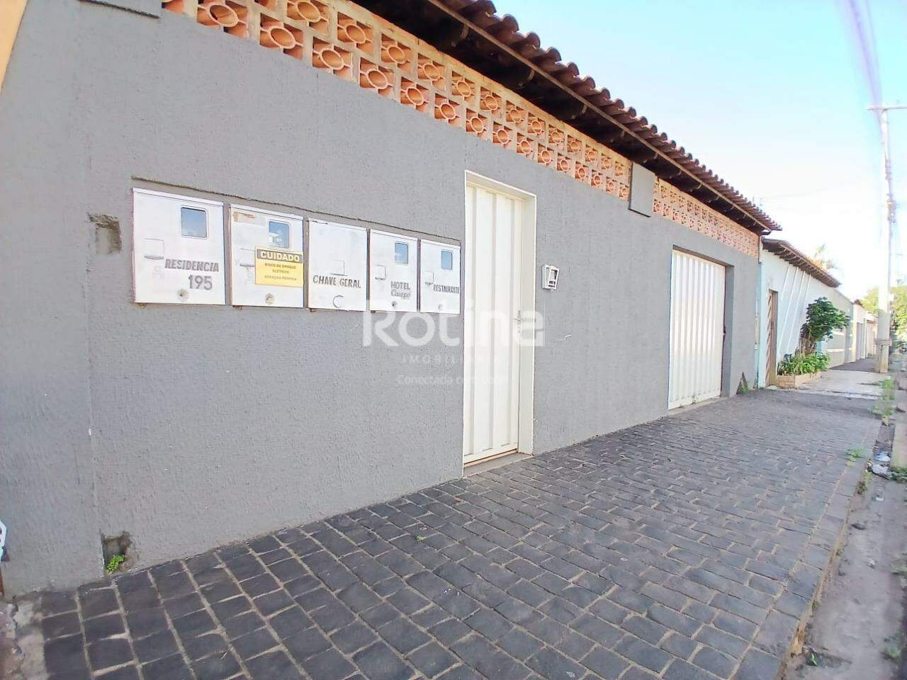 Casa para alugar, 3 quartos em Uberlândia no bairro Taiaman no valor de R$ 2.100,00 - Rotina Imobiliária: 
