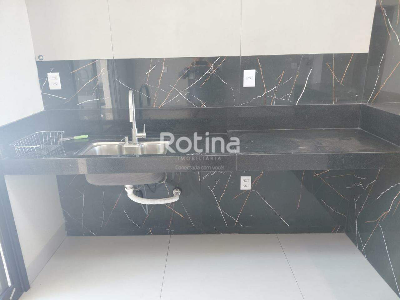 Casa à venda, 3 quartos em Uberlândia no bairro Laranjeiras no valor de R$ 680.000,00 - Rotina Imobiliária: 