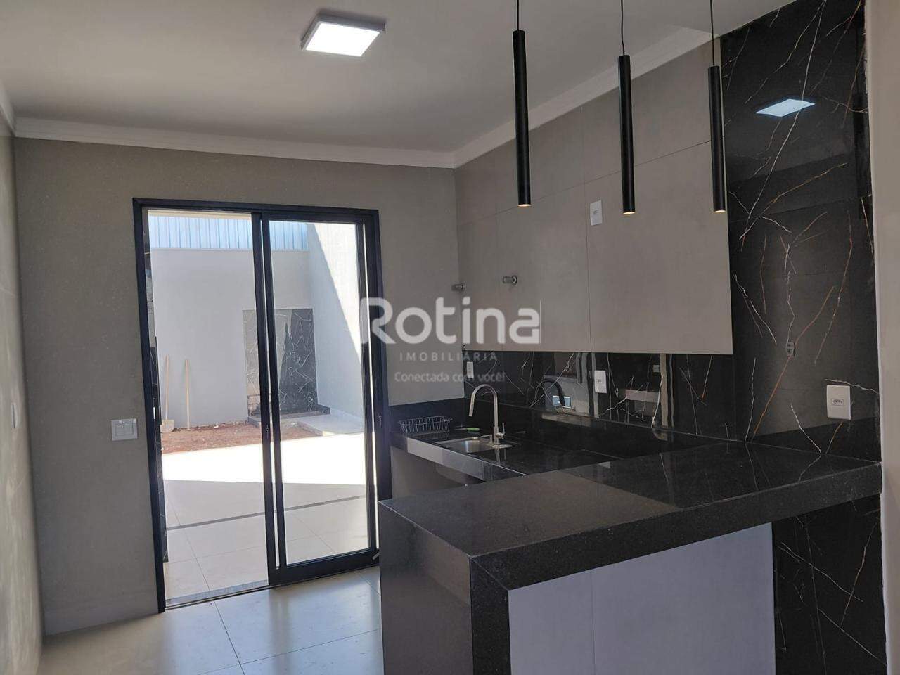 Casa à venda, 3 quartos em Uberlândia no bairro Laranjeiras no valor de R$ 680.000,00 - Rotina Imobiliária: 