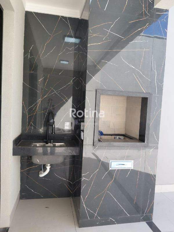 Casa à venda, 3 quartos em Uberlândia no bairro Laranjeiras no valor de R$ 680.000,00 - Rotina Imobiliária: 