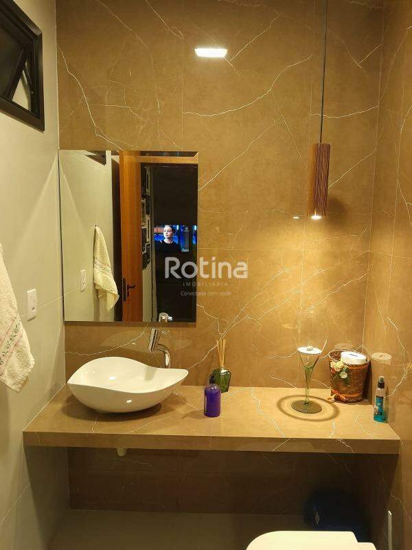 Casa para alugar, em Uberlândia no bairro Tabajaras no valor de R$ 6.000,00 - Rotina Imobiliária: 