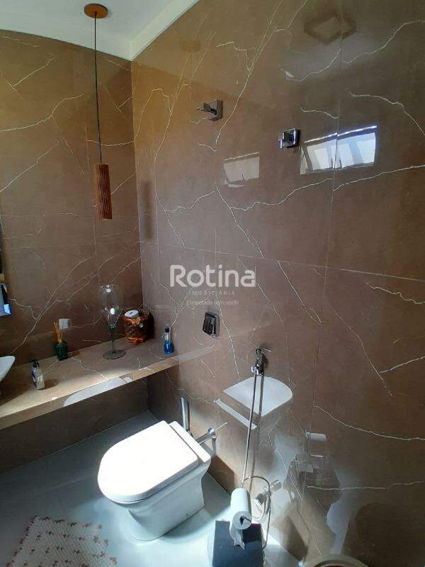 Casa para alugar, em Uberlândia no bairro Tabajaras no valor de R$ 6.000,00 - Rotina Imobiliária: 