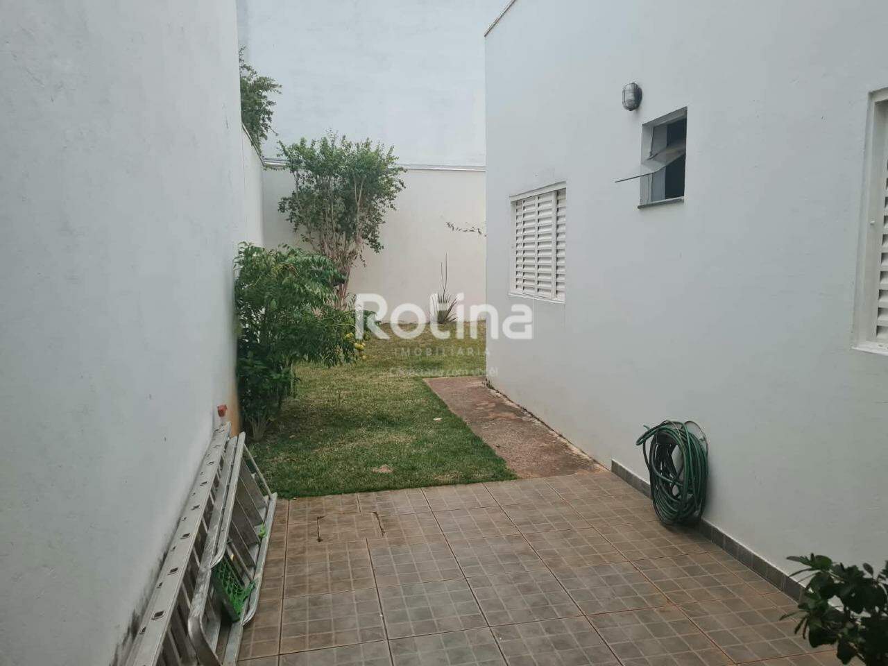 Casa à venda, 3 quartos em Uberlândia no bairro Granada no valor de R$ 670.000,00 - Rotina Imobiliária: 