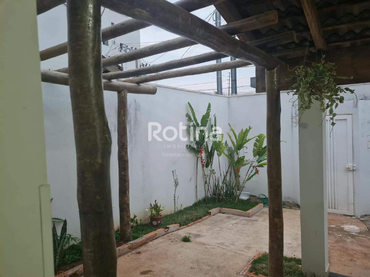 Casa à venda, 3 quartos em Uberlândia no bairro Granada no valor de R$ 670.000,00 - Rotina Imobiliária: 