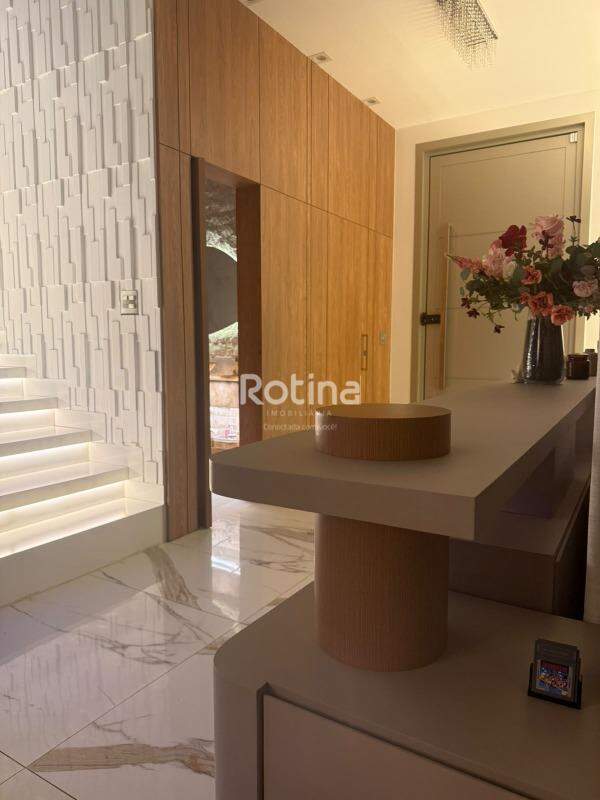 Casa à venda, 3 quartos em Uberlândia no bairro Cidade Jardim no valor de R$ 2.500.000,00 - Rotina Imobiliária: 