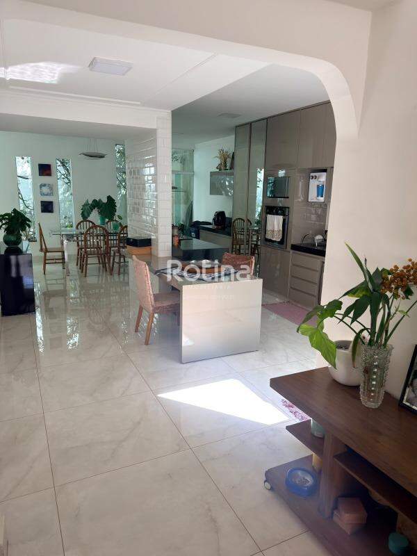 Casa à venda, 3 quartos em Uberlândia no bairro Cidade Jardim no valor de R$ 850.000,00 - Rotina Imobiliária: 