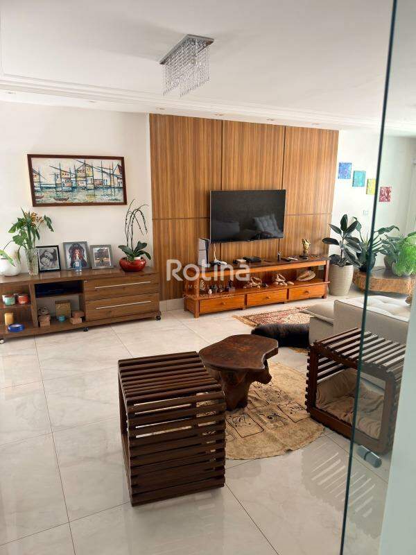 Casa à venda, 3 quartos em Uberlândia no bairro Cidade Jardim no valor de R$ 850.000,00 - Rotina Imobiliária: 