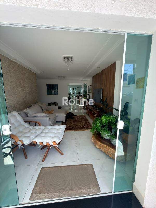 Casa à venda, 3 quartos em Uberlândia no bairro Cidade Jardim no valor de R$ 850.000,00 - Rotina Imobiliária: 
