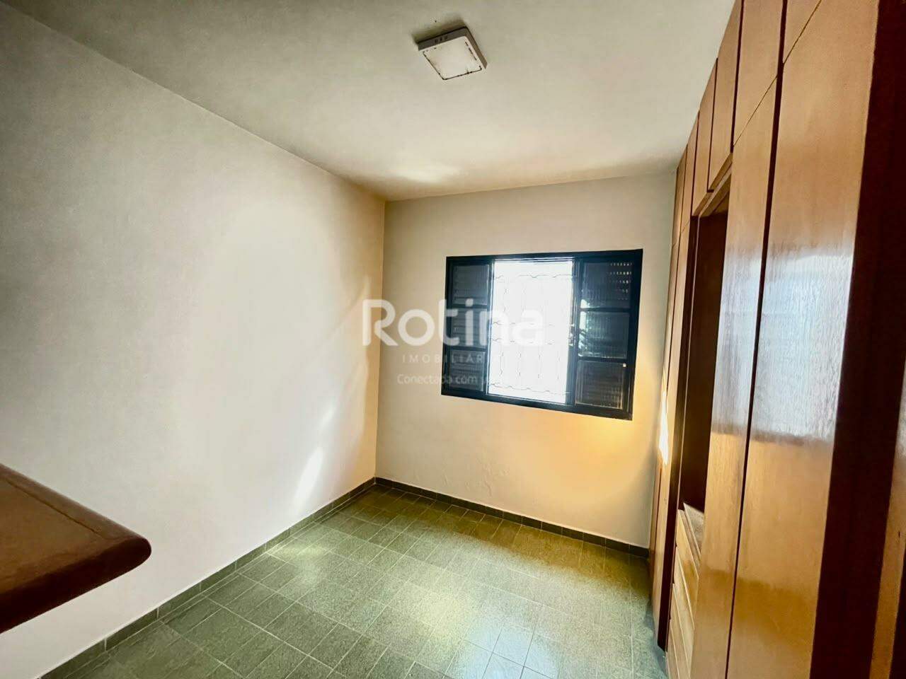 Casa à venda, 4 quartos em Uberlândia no bairro Nossa Senhora das Graças no valor de R$ 500.000,00 - Rotina Imobiliária: 