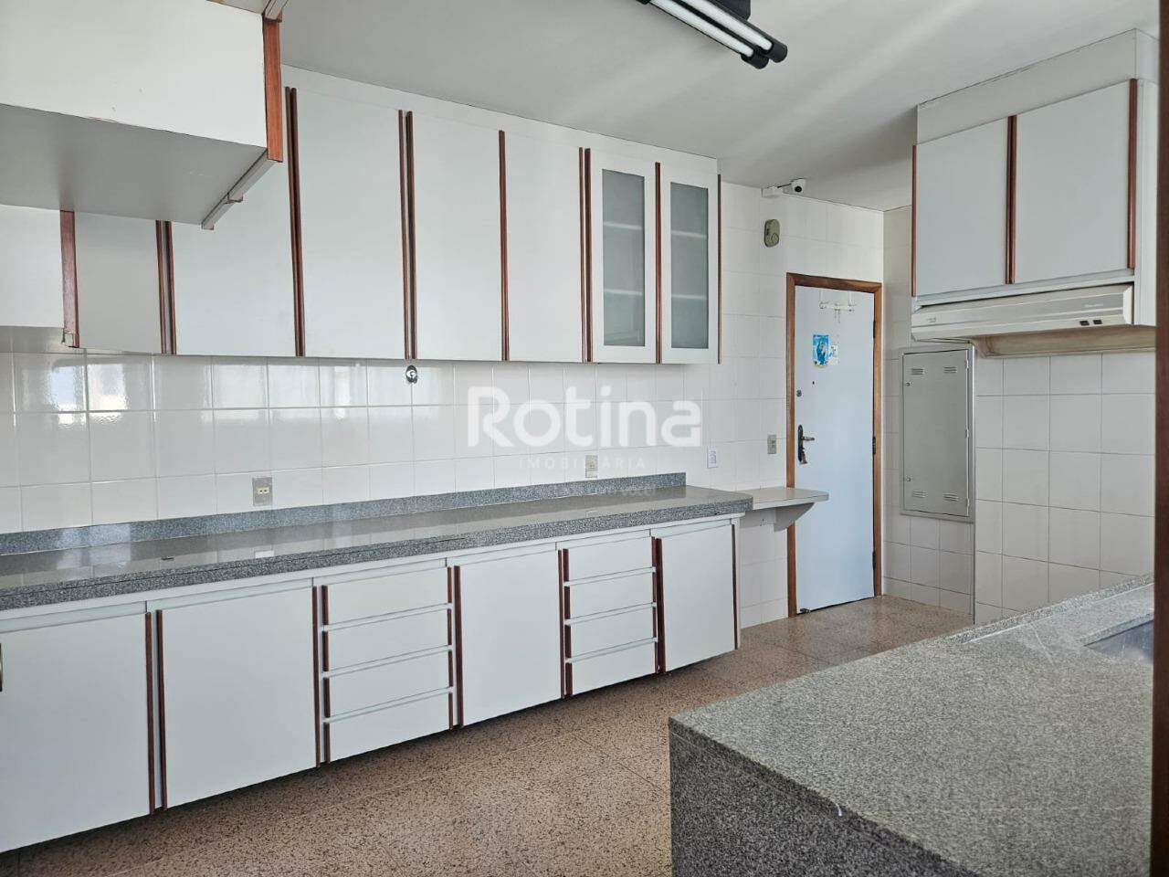 Apartamento para alugar, 4 quartos em Uberlândia no bairro Centro no valor de R$ 4.000,00 - Rotina Imobiliária: 