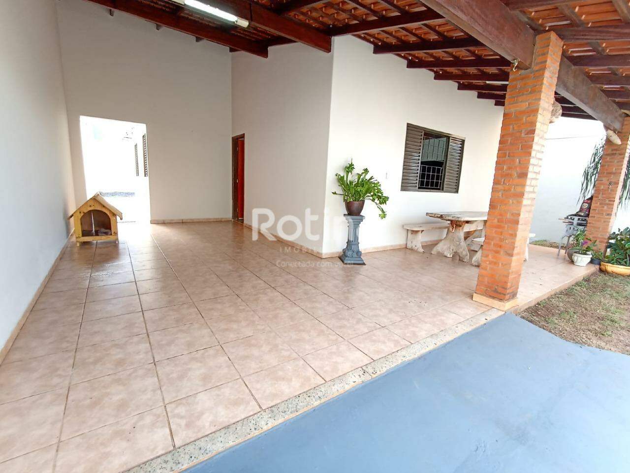 Casa à venda, 3 quartos em Uberlândia no bairro Santa Mônica no valor de R$ 700.000,00 - Rotina Imobiliária: 