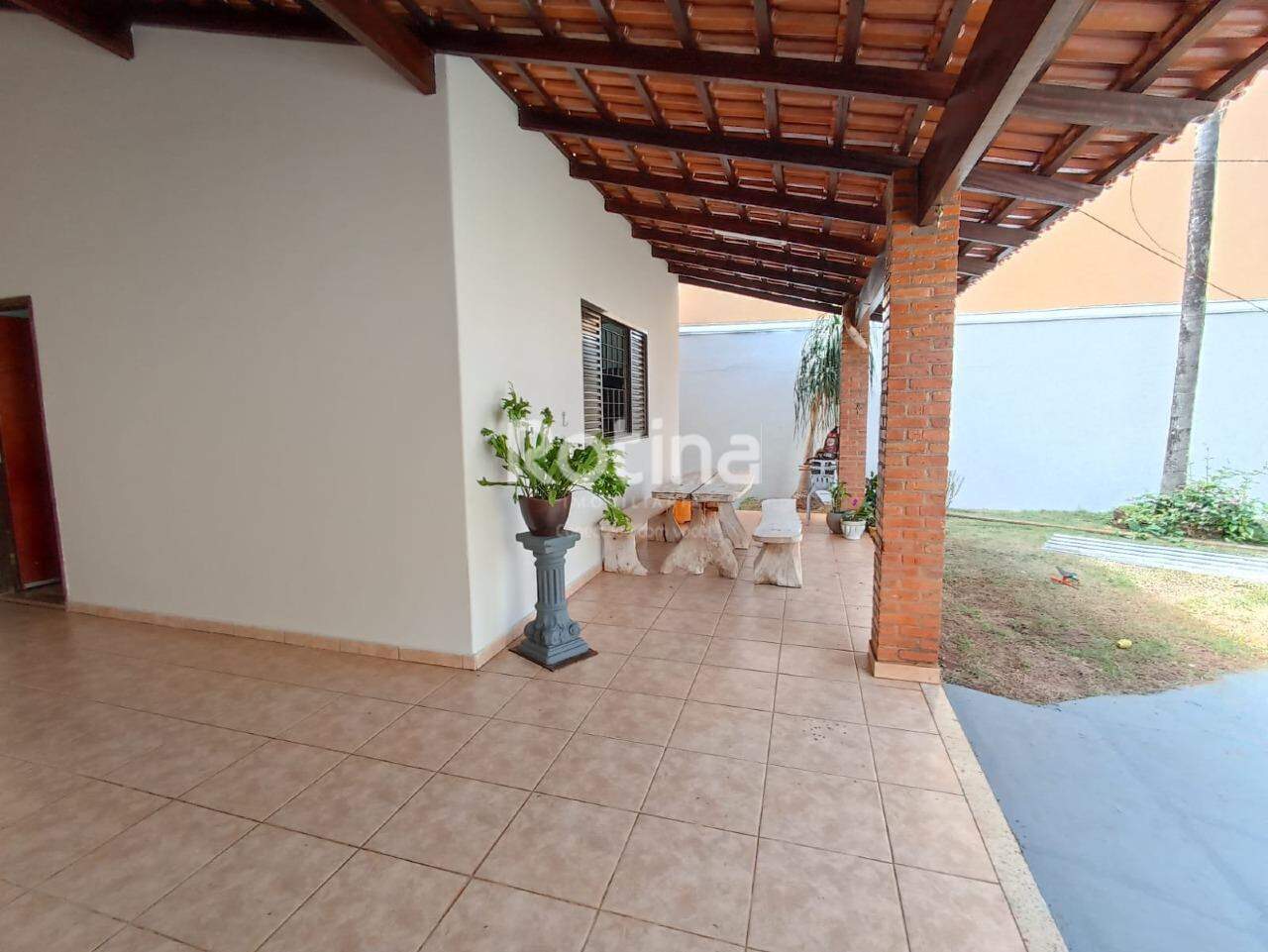 Casa à venda, 3 quartos em Uberlândia no bairro Santa Mônica no valor de R$ 700.000,00 - Rotina Imobiliária: 