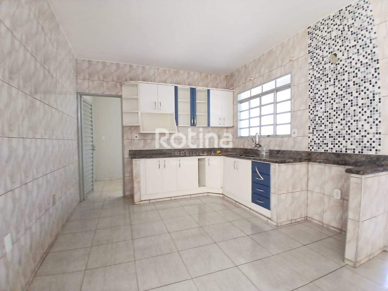 Casa para alugar, 4 quartos em Uberlândia no bairro Nossa Senhora das Graças no valor de R$ 2.200,00 - Rotina Imobiliária: 