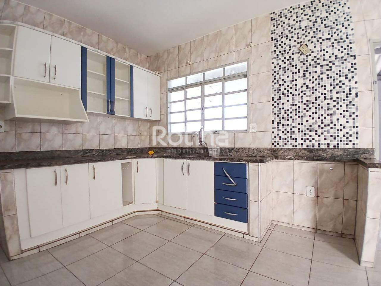 Casa para alugar, 4 quartos em Uberlândia no bairro Nossa Senhora das Graças no valor de R$ 2.200,00 - Rotina Imobiliária: 