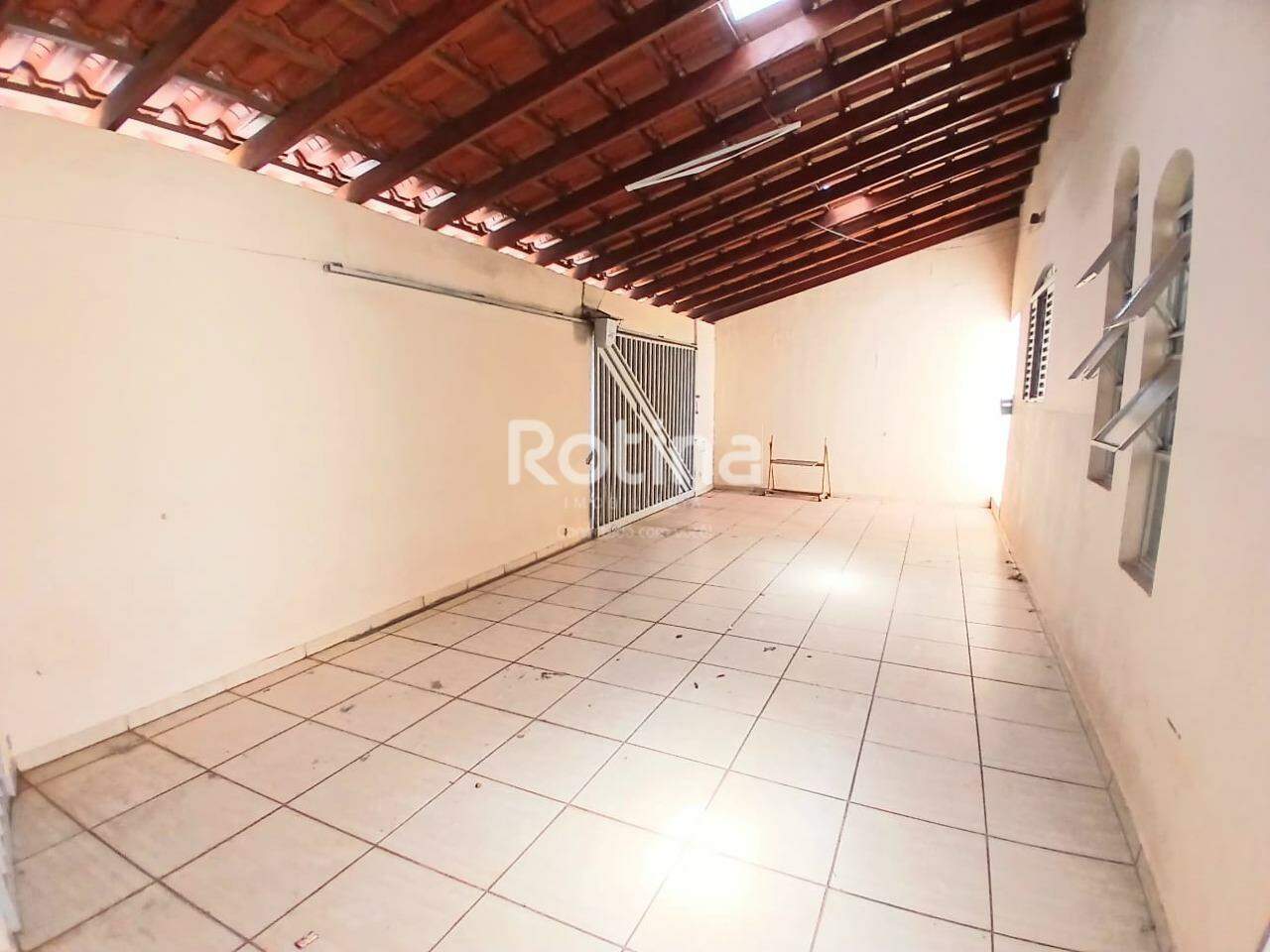Casa para alugar, 4 quartos em Uberlândia no bairro Nossa Senhora das Graças no valor de R$ 2.200,00 - Rotina Imobiliária: 