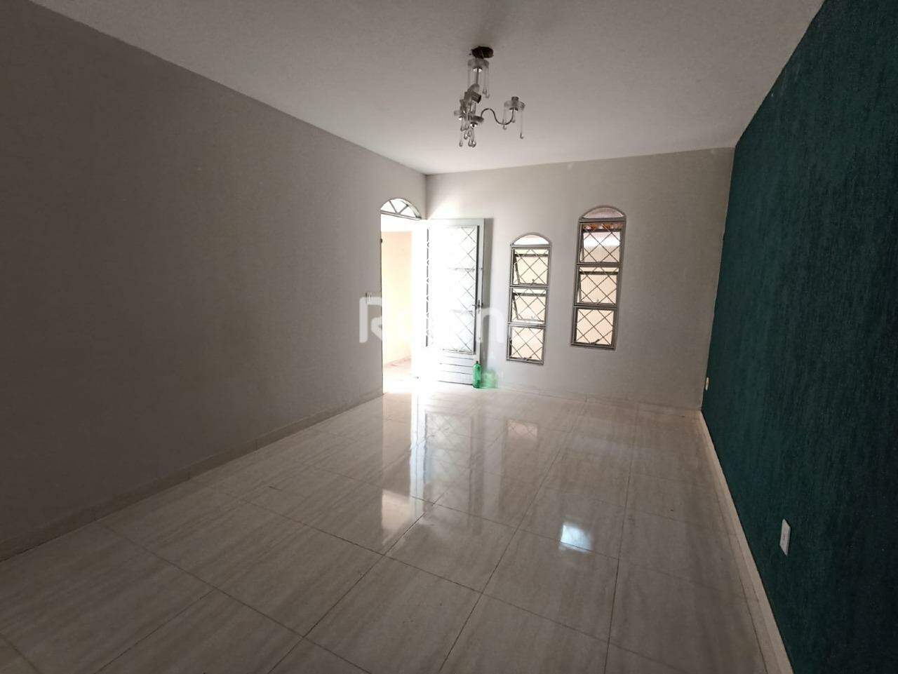 Casa à venda, 3 quartos em Uberlândia no bairro Nossa Senhora das Graças no valor de R$ 450.000,00 - Rotina Imobiliária: 