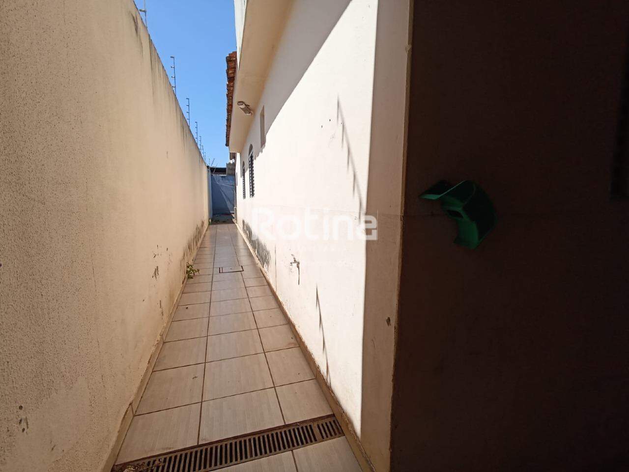 Casa à venda, 3 quartos em Uberlândia no bairro Nossa Senhora das Graças no valor de R$ 450.000,00 - Rotina Imobiliária: 