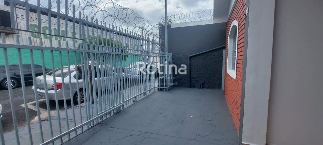 Casa para alugar, 3 quartos em Uberlândia no bairro Nossa Senhora Aparecida no valor de R$ 2.700,00 - Rotina Imobiliária: 