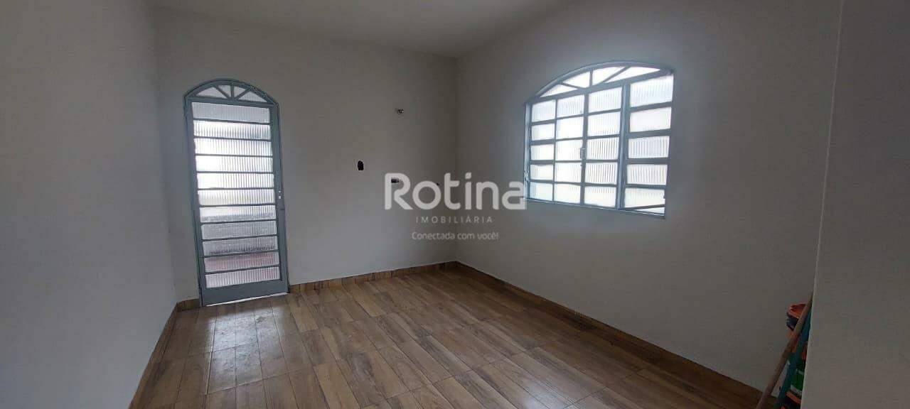 Casa para alugar, 3 quartos em Uberlândia no bairro Nossa Senhora Aparecida no valor de R$ 2.700,00 - Rotina Imobiliária: 