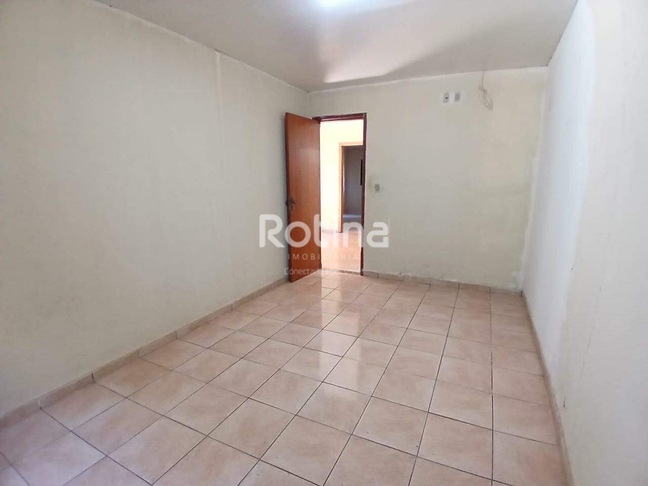 Casa para alugar, 3 quartos em Uberlândia no bairro Laranjeiras no valor de R$ 1.500,00 - Rotina Imobiliária: 