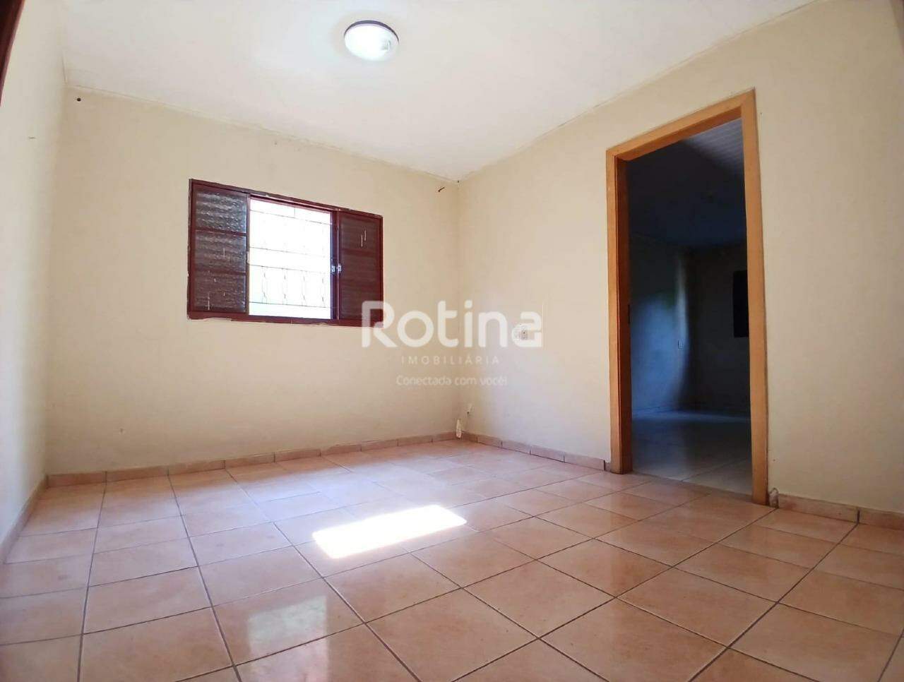Casa para alugar, 3 quartos em Uberlândia no bairro Laranjeiras no valor de R$ 1.500,00 - Rotina Imobiliária: 